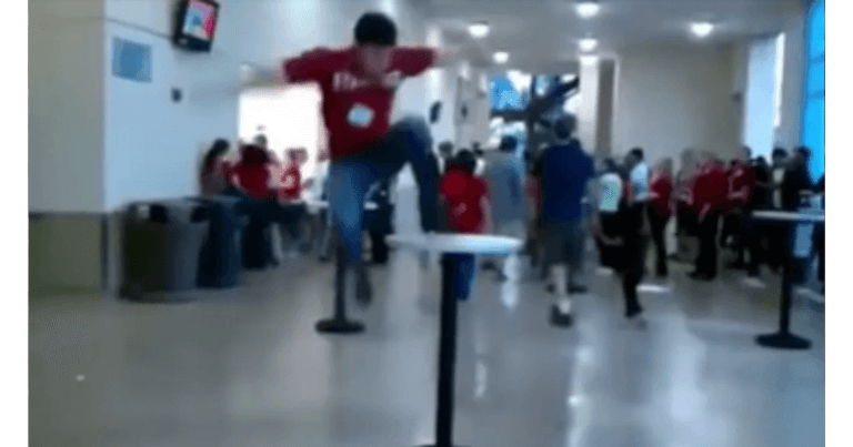 કૉલેજમાં એક છોકરો સ્ટંટ બતાવી રહ્યો હતો, તે એવો પડી ગયો કે ફરી ઊઠી શક્યો નહીં, જુઓ આ વીડિયો Untitled 9