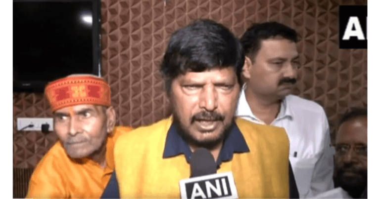 નીતીશ અને નાયડુ અમારી સાથે છે,’ મોદી સરકાર ટૂંક સમયમાં પતન કરવાના લાલુના દાવા પર રામદાસ આઠવલેનું મોટું નિવેદન Untitled design 16 1