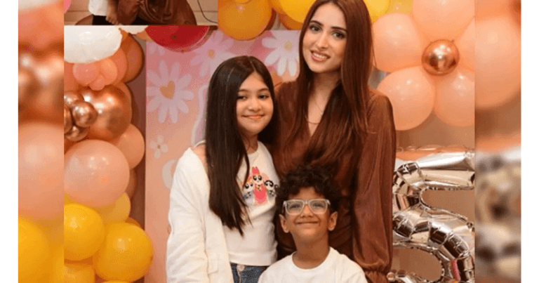 ફોટો માં દેખાતી આ ક્યુટ છોકરી બીજું કોઈ નઈ મુનવ્વર ફારૂકીની સાવકી દીકરી છે, નવી બેગમ સાથે પુત્રી ની પહેલી તસવીર સામે આવી છે Untitled design 32 1