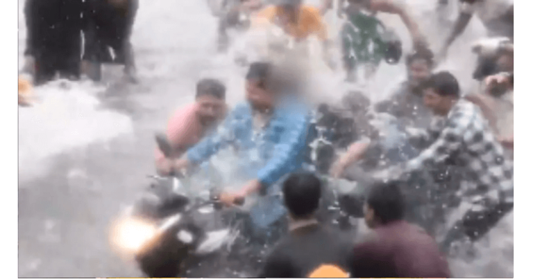 સંસ્કારી શહેર લખનઉમાં એક કપલ સાથે આવું વર્તન કર્યું લોકોએ, વીડિયો જોઈને તમે પણ ગુસ્સે થઈ જશો. Untitled 1