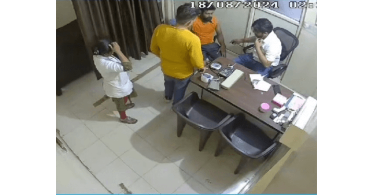 ગભરાટના કારણે તે હોસ્પિટલ ગયો, ડૉક્ટરની સામે હૃદયના ધબકારા બંધ થઈ ગયા, આંખના પલકારામાં થયું આવું – VIDEO Untitled 105