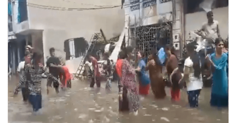 લોકોએ ઘૂંટણ સુધી પાણીમાં ઉભા રહીને ગરબા કર્યા, વીડિયો સોશિયલ મીડિયા પર વાયરલ થયો Untitled 161