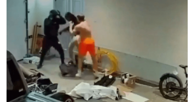 ચોરી કરવા ઘરમાં ઘૂસ્યા ચોર, તો આ યુવકે રૂમમાં બંધ કરીને માર માર્યો, જુઓ આ વીડિયો Untitled 63