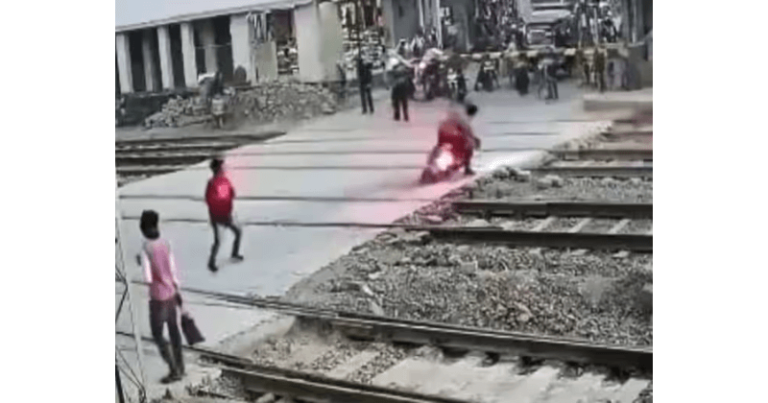 રેલ્વે ટ્રેક પર બાઇક ચલાવવી એક વ્યક્તિને ભારે પડ્યું, જે થયું તે જાણીને તમે રડી જશો. વિડિઓ જુઓ Untitled 114