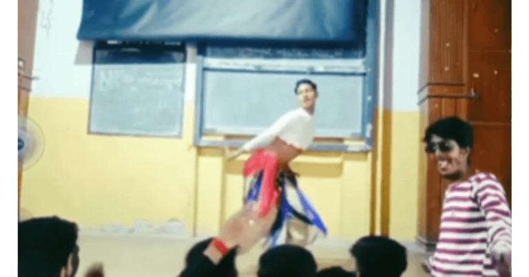 ‘આજ કી રાત’ ગીત પર ડાન્સ કરીને આ યુવકે સ્ટેજ પર આગ લગાવી દીધી, વીડિયોમાં છોકરાની હરકતો જોઈને છોકરીઓ પણ શરમાઈ ગઈ. Untitled 24