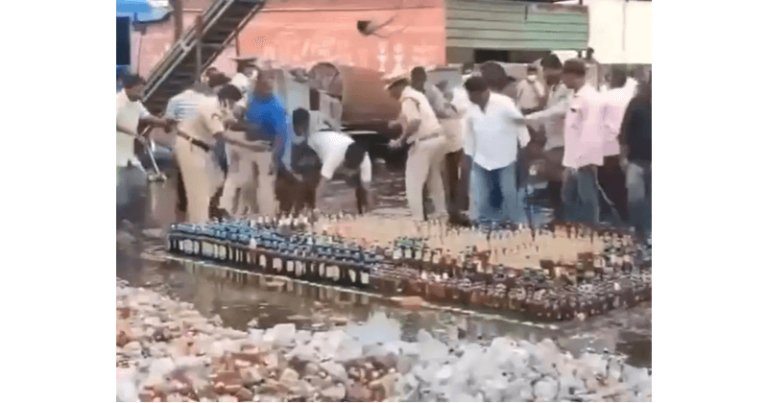 જપ્ત કરાયેલા દારૂ પર બુલડોઝર દોડવા જતું હતું, ટોળાએ બોટલો લૂંટી હતી; પોલીસ ઓયે ઓયે બૂમો પાડતી રહી Untitled 42