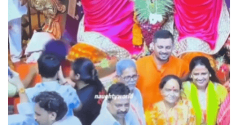 મુંબઈના લાલબાગચા રાજાના દરબારમાં ભેદભાવ, VIP ની મુલાકાત લેવા માટે સામાન્ય લોકો સાથે પ્રાણીઓ જેવો વ્યવહાર કરવામાં આવ્યો. Untitled 63