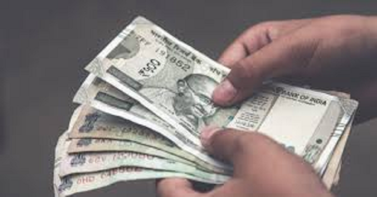 તમને પણ ઘરમાં સતત આ સંકેતો દેખાય છે, તો સમજી લેવું કે ક્યાંક આસપાસ છે લક્ષ્મી ! Untitled 127