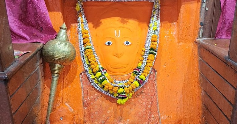 ગુજરાતનું એવું મંદિર જ્યાં વૃક્ષની ડાળીમાં થાય છે હનુમાનજીનો અહેસાસ,પરંપરા છે સવામણી ચઢાવવાની.. Untitled 164