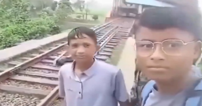 ફેમસ થવા જીવ જોખમમાં મુકવાનો.! સ્પીડમાં આવતી ટ્રેન સામે યુવકોના સ્ટંટનો ખતરનાક વીડિયો.,જુઓ.. Untitled 402
