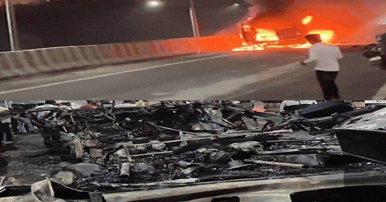 પ્રેગ્નન્ટ મહિલાને લઇ જઇ રહેલી એમ્બ્યુલન્સમાં થયો ભયંકર બ્લાસ્ટ, બચ્યાં માંડ-માંડ , કંપી જશો Video જોઇ.. Untitled 115