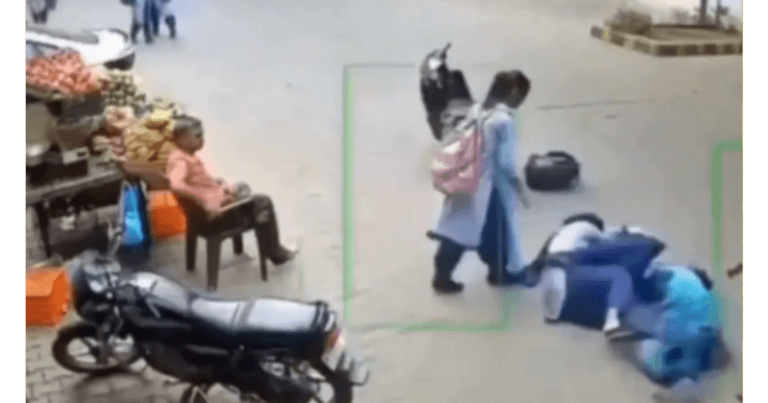 સ્કૂલની છોકરીઓ વચ્ચે ઝઘડો થયો પણ કાકાએ ઇન્ટરનેટ યુઝરનું ધ્યાન ખેંચ્યું, જુઓ વીડિયો untitled 141