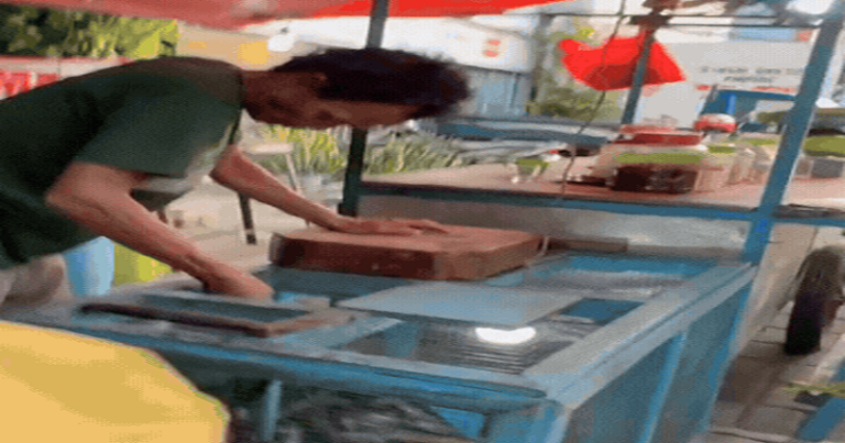 પકોડા કિંગ કોબ્રાના.! અહીંયા મળે છે સાપના અલગ-અલગ પ્રકારના પકોડા, Video… Untitled 161