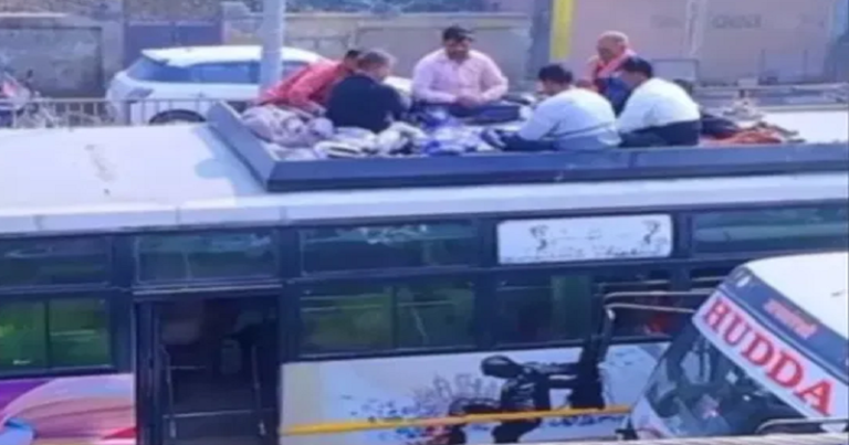 બસની છત પર બેઠેલા લોકોએ રમવાનું કર્યું શરૂ પત્તા..Video જોઈને લોકોએ કહ્યું..- ‘મહાકુંભના ટ્રાફિકની ખરી મજા તો આ લોકો જ માણી રહ્યા છે’ Untitled 36