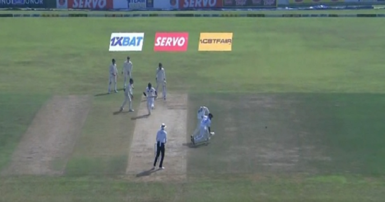 ક્રિકેટના મેદાન પર બોલરે અચાનક જ મારી બેટ્સમેનને ટક્કર, પછી જે થયું., જુઓ… Untitled 50