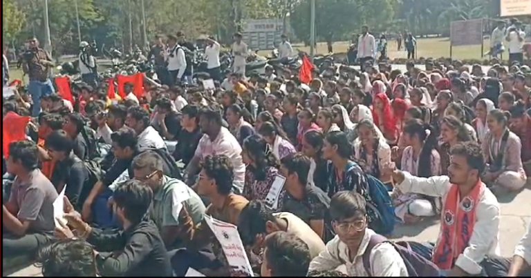 ચક્કાજામ, કાર્યકરોની અટકાયત, અમદાવાદ-સુરતમાં ABVPનું ઉગ્ર આંદોલન..- જાણો શું છે મામલો.. Untitled 86